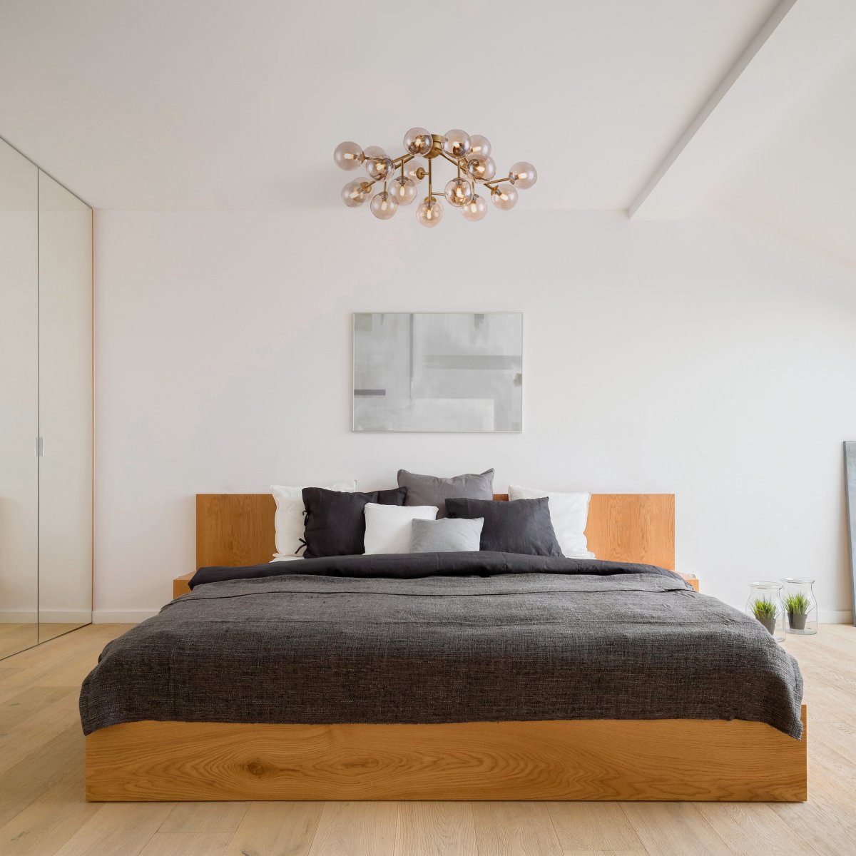 Dallas 20 Gold deckenleuchte Von Maytoni - Ihr einzigartiges Design mit runden Glaskuppeln in verschiedenen Richtungen erzeugt ein dramatisches und elegantes Lichtspiel, das den Raum mit Wärme und Charakter erfüllt.