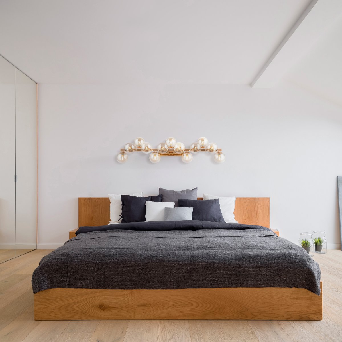 Dallas 95cm Gold wandlampe Von Maytoni - Ihr einzigartiges Design mit runden Glaskuppeln in verschiedenen Richtungen erzeugt ein dramatisches und elegantes Lichtspiel, das den Raum mit Wärme und Charakter erfüllt.