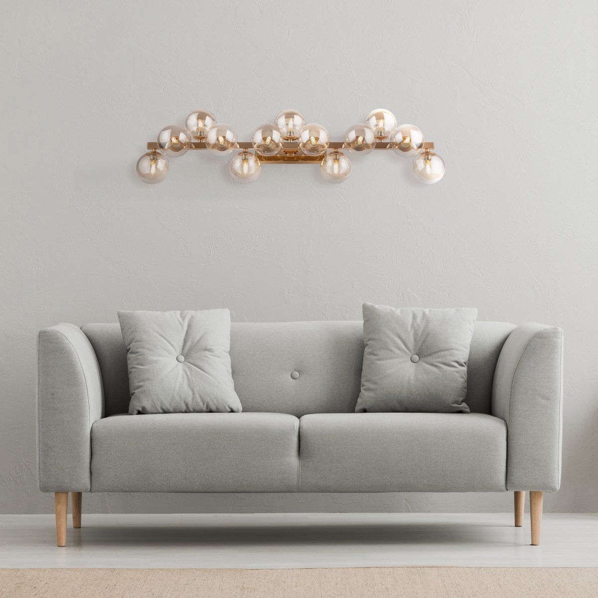 Dallas 95cm Gold wandlampe Von Maytoni - Ihr einzigartiges Design mit runden Glaskuppeln in verschiedenen Richtungen erzeugt ein dramatisches und elegantes Lichtspiel, das den Raum mit Wärme und Charakter erfüllt.
