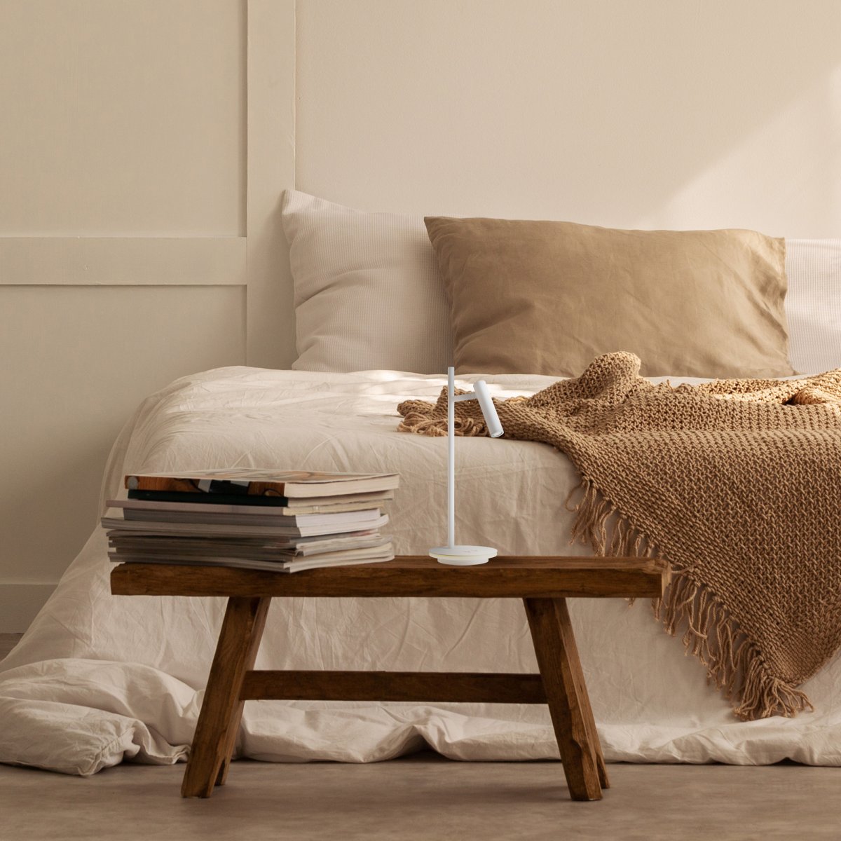 Estudo 45cm Weiß schreibtischlampe Von Maytoni - Die minimalistische Form und der elegante Sockel mit integrierter Lichtkante machen Estudo zu einer vielseitigen und eleganten Ergänzung für Zuhause und das Büro.