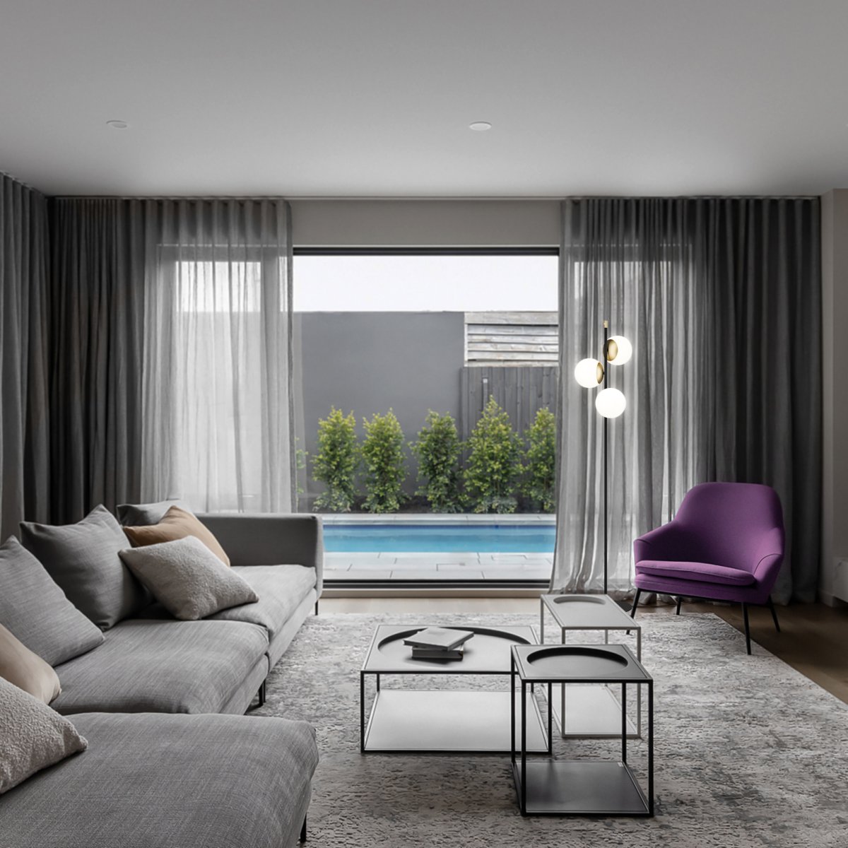 Nostalgia Gold stehlampe Von Maytoni - Die Lampe besteht aus Metall mit mattgoldener Oberfläche, während die kugelförmigen Kuppeln aus Milchglas bestehen, das für ein weiches und angenehmes Licht sorgt.