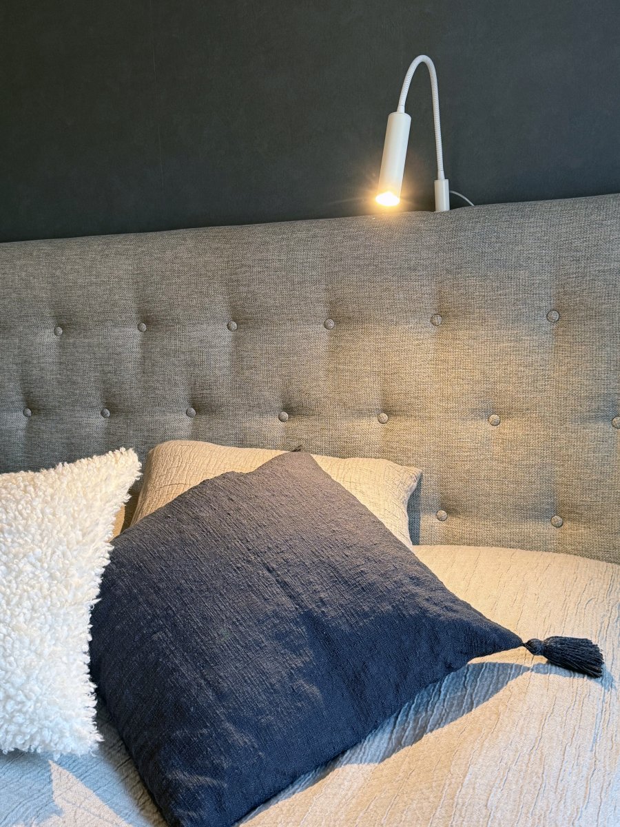 Artic Flex Weiß leselampe Von Aneta Lighting - Sie verf&uuml;gt &uuml;ber eine integrierte LED-Lichtquelle mit Dimmfunktion, die leicht zug&auml;nglich am Lampenkopf angebracht ist.