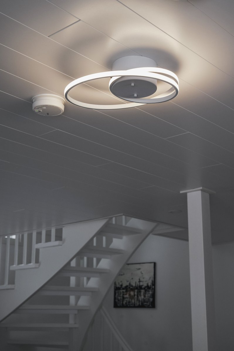 Zibella Ø40 Weiß deckenleuchte Von Trio Lighting - Die Deckenleuchte Zibella schafft mit ihren sanften Lichteffekten und dem eleganten Design eine stimmungsvolle Atmosph&auml;re und erg&auml;nzt moderne Einrichtungsstile perfekt.