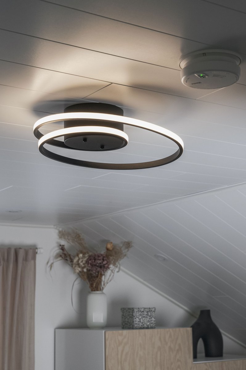 Zibella Ø40 Schwarz deckenleuchte Von Trio Lighting - Die Deckenleuchte Zibella schafft mit ihren sanften Lichteffekten und dem eleganten Design eine stimmungsvolle Atmosph&auml;re und erg&auml;nzt moderne Einrichtungsstile perfekt.