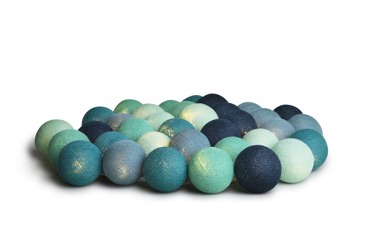 Irislights Cool Mint 20-lights Blau Von Irislights - Die Lichterkette besteht aus einem Kunststoffkabel mit handgefertigten Kugeln aus Baumwolle und Polyester, die ein angenehmes Licht durchlassen.