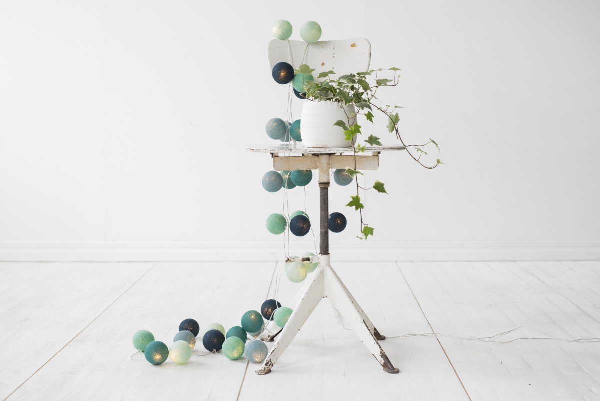 Irislights Cool Mint 20-lights Blau Von Irislights - Die Lichterkette besteht aus einem Kunststoffkabel mit handgefertigten Kugeln aus Baumwolle und Polyester, die ein angenehmes Licht durchlassen.