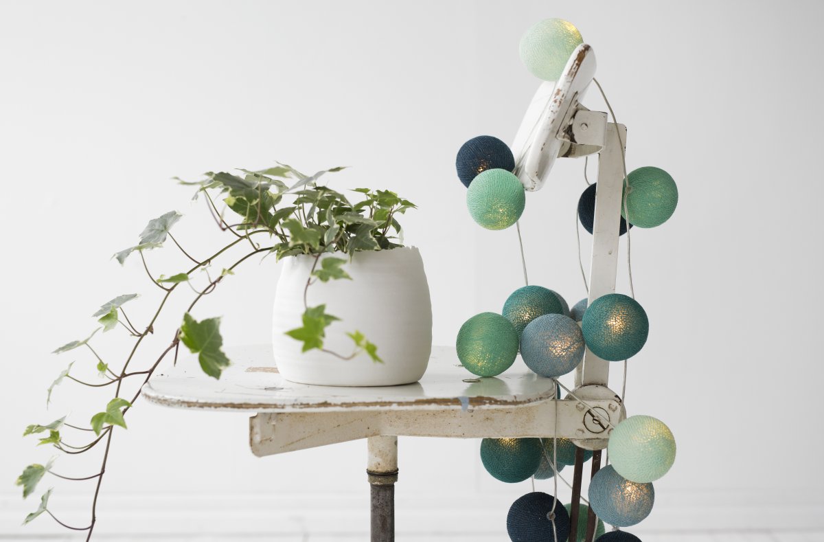 Irislights Cool Mint 20-lights Blau Von Irislights - Die Lichterkette besteht aus einem Kunststoffkabel mit handgefertigten Kugeln aus Baumwolle und Polyester, die ein angenehmes Licht durchlassen.