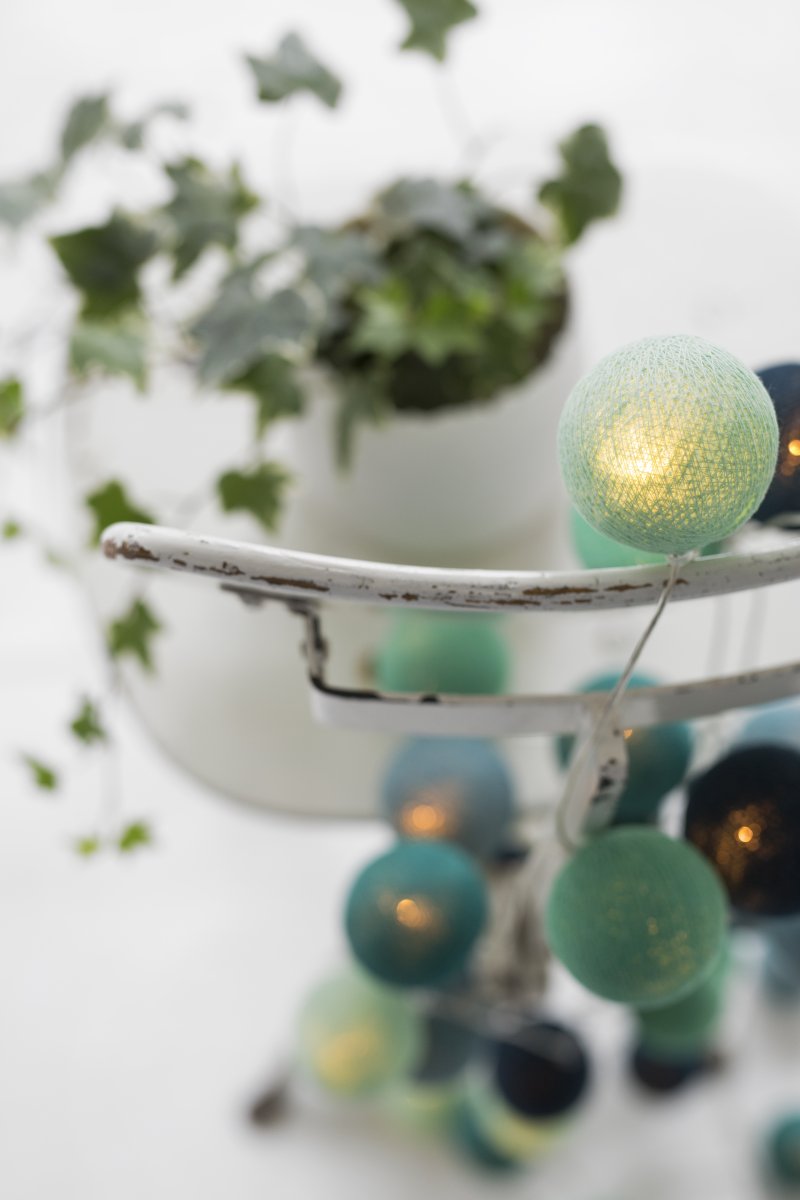 Irislights Cool Mint 20-lights Blau Von Irislights - Die Lichterkette besteht aus einem Kunststoffkabel mit handgefertigten Kugeln aus Baumwolle und Polyester, die ein angenehmes Licht durchlassen.