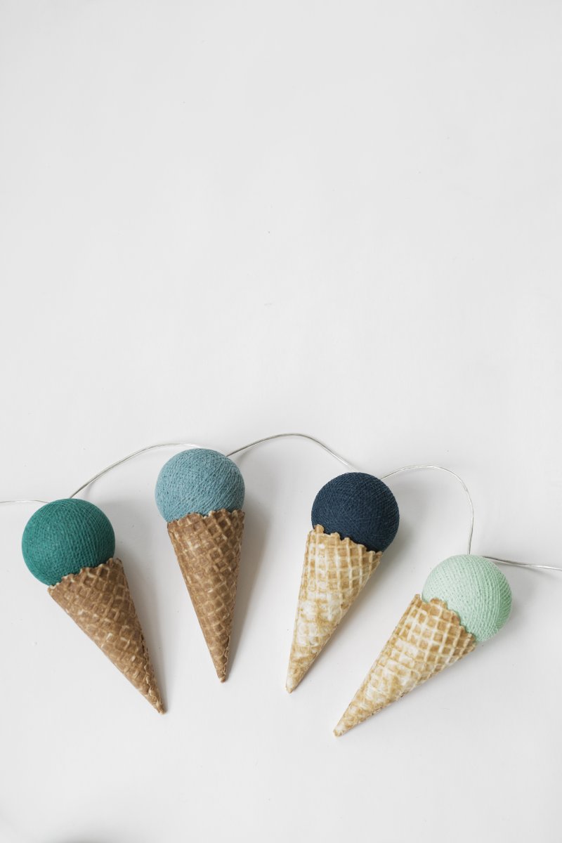 Irislights Cool Mint 20-lights Blau Von Irislights - Die Lichterkette besteht aus einem Kunststoffkabel mit handgefertigten Kugeln aus Baumwolle und Polyester, die ein angenehmes Licht durchlassen.