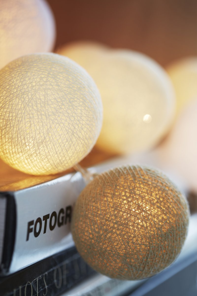 Irislights Creamy White 20-lights Beige Von Irislights - Die Lichterkette besteht aus Kunststoff und hat handgefertigte Kugeln aus Baumwolle und Polyester, die beim Leuchten ein angenehmes, weiches Licht abgeben.