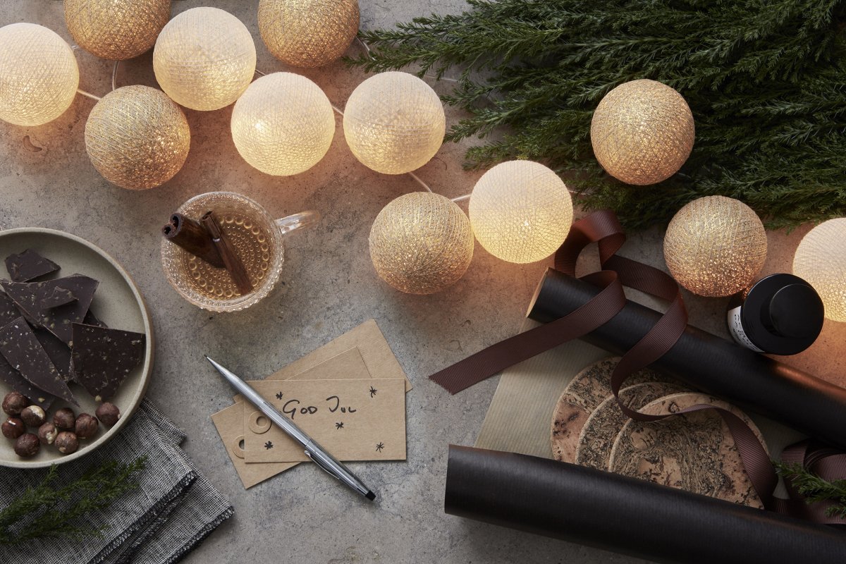 Irislights Gold 35-lights Gold Von Irislights - Die elegante Lichterkette Gold von Irislights ist eine wundersch&ouml;ne Lichtquelle aus handgefertigten Kugeln aus Baumwolle und Polyester.