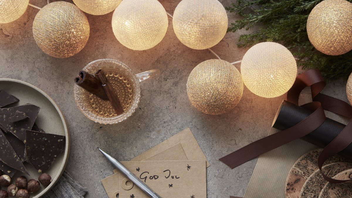Irislights Gold 20-lights Gold Von Irislights - Die elegante Lichterkette Gold von Irislights ist eine wundersch&ouml;ne Lichtquelle aus handgefertigten Kugeln aus Baumwolle und Polyester.