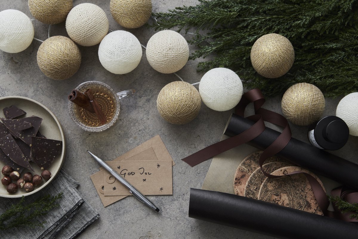 Irislights Gold 35-lights Gold Von Irislights - Die elegante Lichterkette Gold von Irislights ist eine wundersch&ouml;ne Lichtquelle aus handgefertigten Kugeln aus Baumwolle und Polyester.