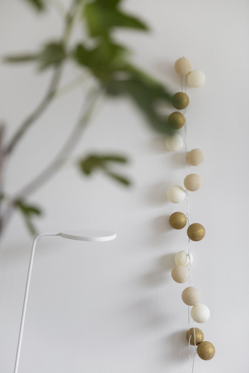 Irislights Gold 20-lights Gold Von Irislights - Die elegante Lichterkette Gold von Irislights ist eine wundersch&ouml;ne Lichtquelle aus handgefertigten Kugeln aus Baumwolle und Polyester.