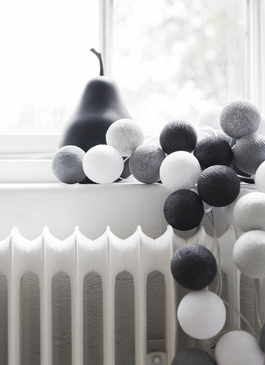 Irislights Graphic Grey 35 bollar Grau Von Irislights - Die Lichterkette besteht aus einem Kunststoffkabel mit handgefertigten Kugeln aus Baumwoll- und Polyestergarn, die ein sanftes Licht abgeben.