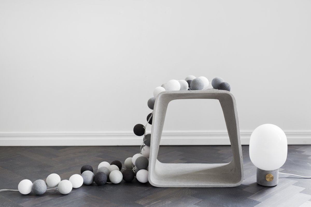 Irislights Graphic Grey 35 bollar Grau Von Irislights - Die Lichterkette besteht aus einem Kunststoffkabel mit handgefertigten Kugeln aus Baumwoll- und Polyestergarn, die ein sanftes Licht abgeben.