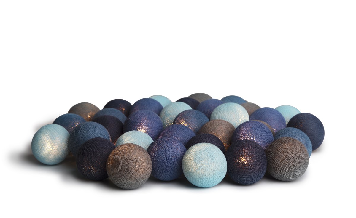 Irislights Ocean Blue 20-lights Blau Von Irislights - Irislights Ocean Blue ist eine dekorative Leuchte mit handgefertigten Kugeln in Grau-, Schwarz- und Blaut&ouml;nen.