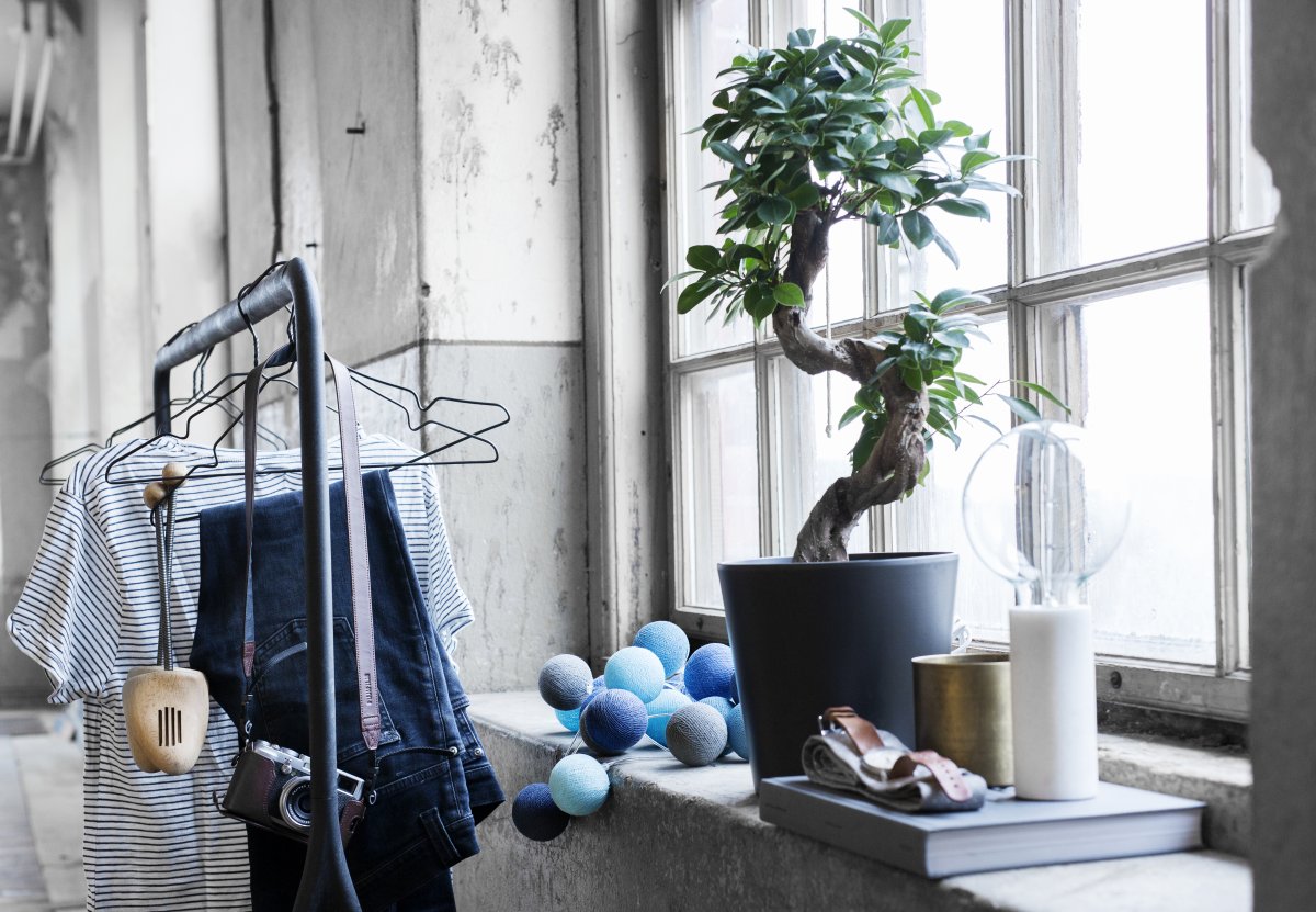 Irislights Ocean Blue 35-lights Blau Von Irislights - Irislights Ocean Blue ist eine dekorative Leuchte mit handgefertigten Kugeln in Grau-, Schwarz- und Blaut&ouml;nen.