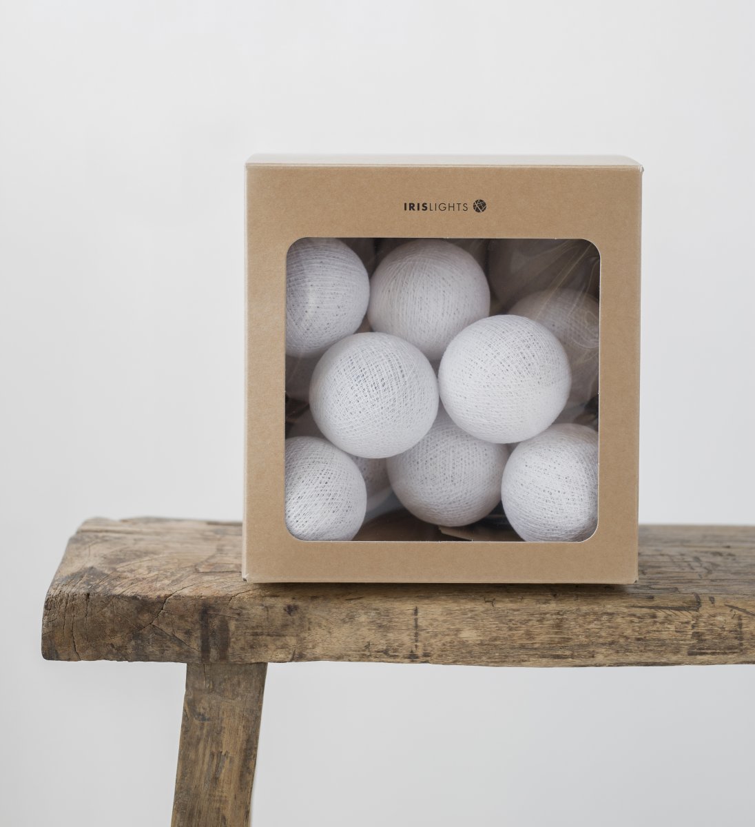 Irislights Pure white 20-lights Weiß Von Irislights - Die Lichterkette besteht aus handgefertigten Kugeln aus Baumwolle und Polyestergarn und strahlt beim Leuchten ein gem&uuml;tliches Licht aus.