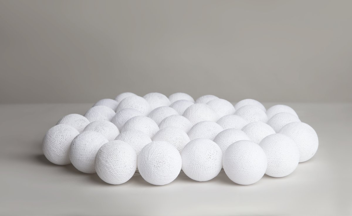 Irislights Pure white 35-lights Weiß Von Irislights - Die Lichterkette besteht aus handgefertigten Kugeln aus Baumwolle und Polyestergarn und strahlt beim Leuchten ein gem&uuml;tliches Licht aus.