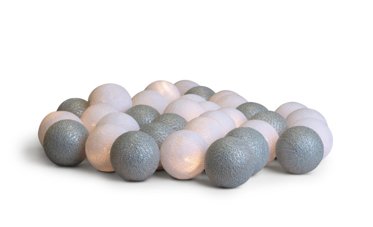 Irislights Silver 35-lights Silber Von Irislights - Die elegante silberne Lichterkette von Irislights ist eine wundersch&ouml;ne Lichtquelle aus handgefertigten Kugeln aus Baumwolle und Polyester.