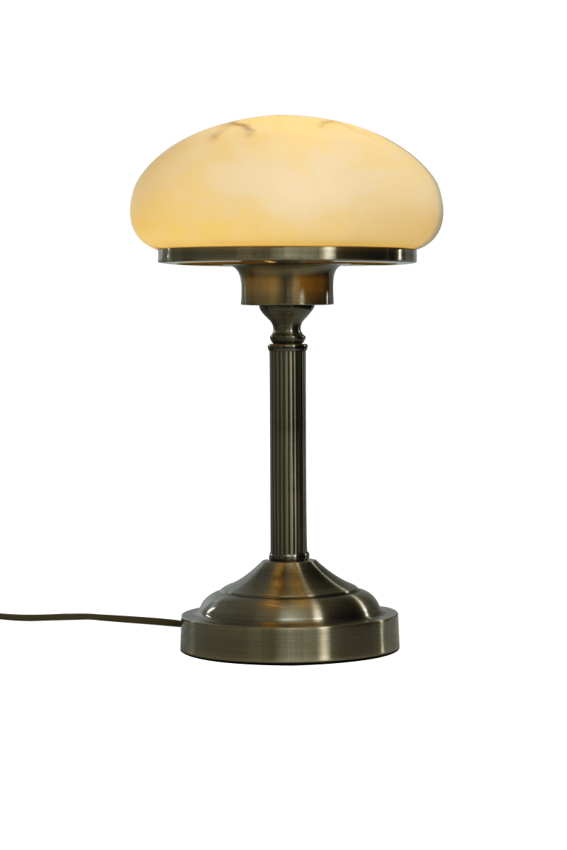 August 38cm Antikes Messing tischlampe Von Aneta Lighting - August verbreitet ein angenehmes, weiches Licht und passt perfekt auf ein Sideboard oder in ein Fenster.