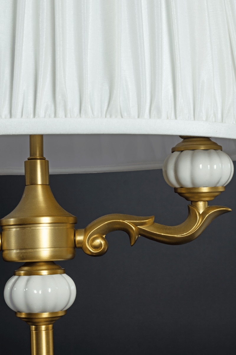 Toulouse 55cm Gold tischlampe Von Aneta Lighting - Die Tischleuchte Toulouse besticht durch ihr klassisches und elegantes Design mit dekorativen Details und einer edlen Goldoberfl&auml;che.
