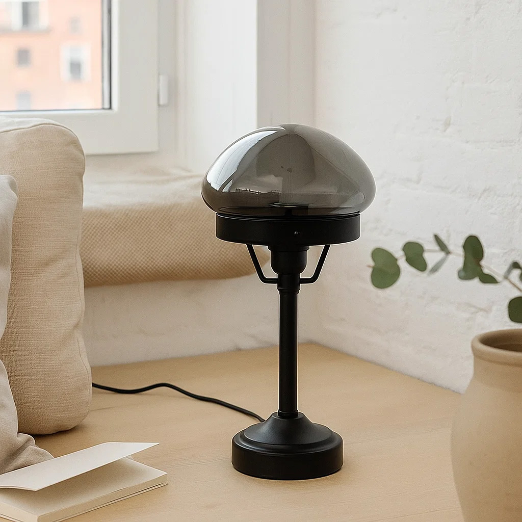 Jas 30cm Schwarz tischlampe Von Lampan - Die Leuchte wird mit einem 1,5 m langen schwarzen Kunststoffkabel mit Netzschalter und Stecker geliefert.