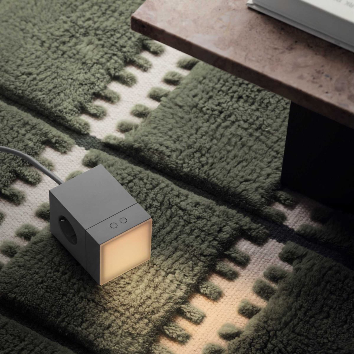 LAMP 1 - EU Grau Von Avolt - Diese praktische kleine Lampe wird direkt an die Steckdose (230 V) angeschlossen und eignet sich perfekt als Nachtlicht oder Stimmungslicht im Flur, Schlafzimmer oder anderen R&auml;umen, in denen Sie ein sanftes Licht w&uuml;nschen.