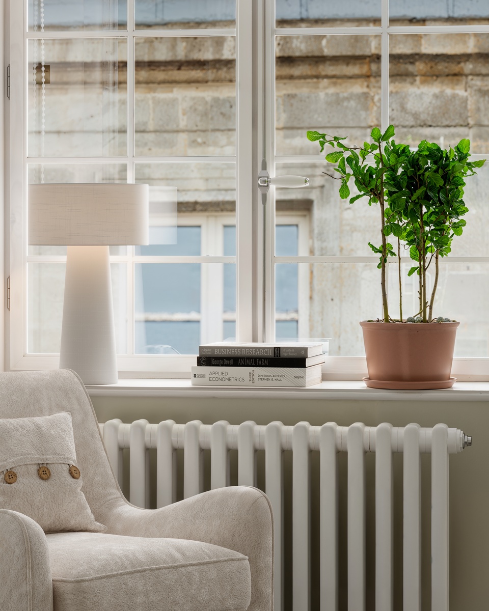 Linum 50cm Weiß tischlampe Von By Rydéns - Linum ist eine stilvolle und dekorative Tischleuchte aus wei&szlig;em Leinen, die Ihrem Zuhause eine sanfte und harmonische Note verleiht.