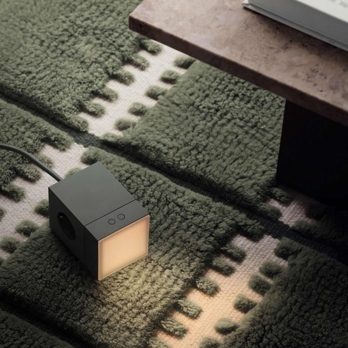 LAMP 1 - EU Grün Von Avolt - Diese praktische kleine Lampe wird direkt an die Steckdose (230 V) angeschlossen und eignet sich perfekt als Nachtlicht oder Stimmungslicht im Flur, Schlafzimmer oder anderen R&auml;umen, in denen Sie ein sanftes Licht w&uuml;nschen.