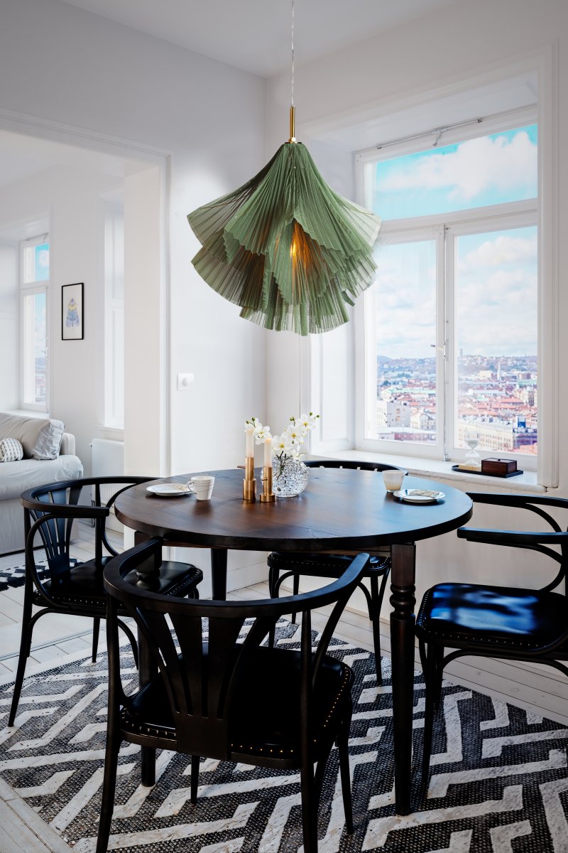 Juliette Ø75 Grün hängelampe Von By Rydéns - Dank ihrer einzigartigen Form und der eleganten Details ist Juliette eine ausgezeichnete Wahl f&uuml;r alle, die eine Deckenleuchte suchen, die sowohl sch&ouml;n ist als auch die richtige Atmosph&auml;re im Raum vermittelt.
