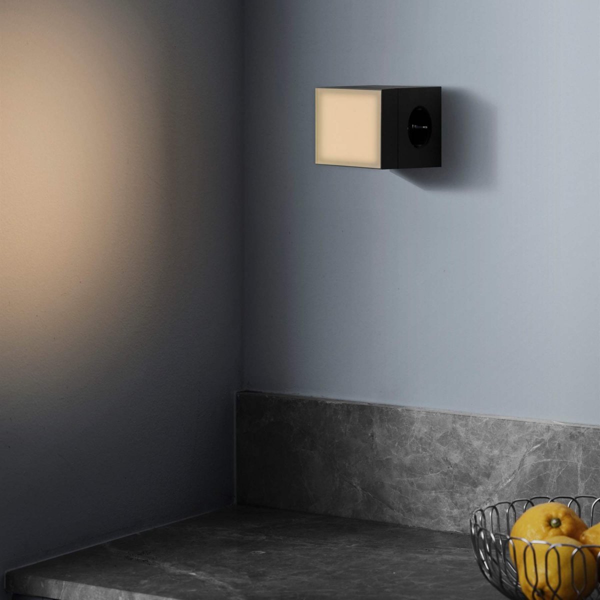 LAMP 1 - EU Schwarz Von Avolt - Diese praktische kleine Lampe wird direkt an die Steckdose (230 V) angeschlossen und eignet sich perfekt als Nachtlicht oder Stimmungslicht im Flur, Schlafzimmer oder anderen Räumen, in denen Sie ein sanftes Licht wünschen.