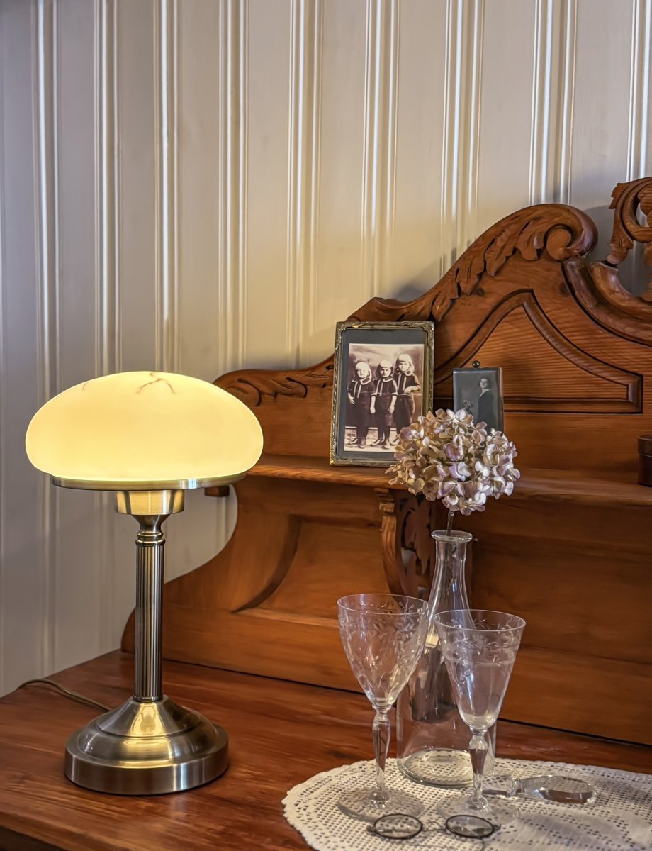 August 38cm Antikes Messing tischlampe Von Aneta Lighting - August verbreitet ein angenehmes, weiches Licht und passt perfekt auf ein Sideboard oder in ein Fenster.