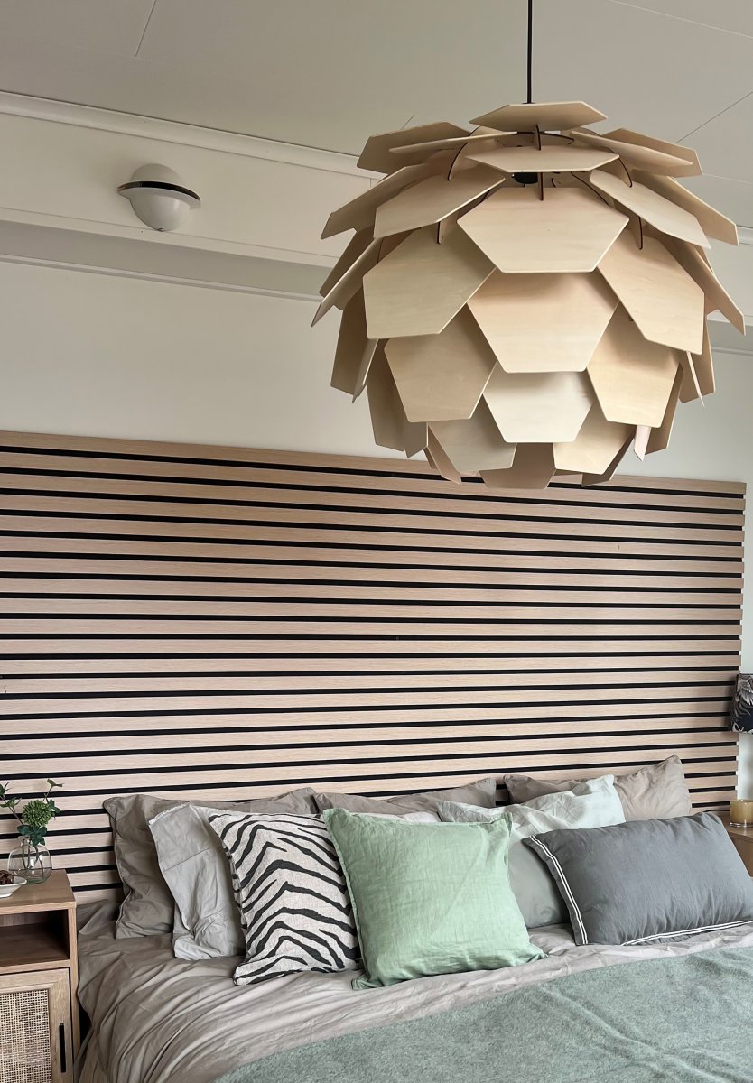 Carpatica Ø60 Natur hängelampe Von Aneta Lighting - Die wunderschöne Carpatica mit mehreren Lagen Holzlatten hat ein Design, das an einen runden Tannenzapfen erinnert.