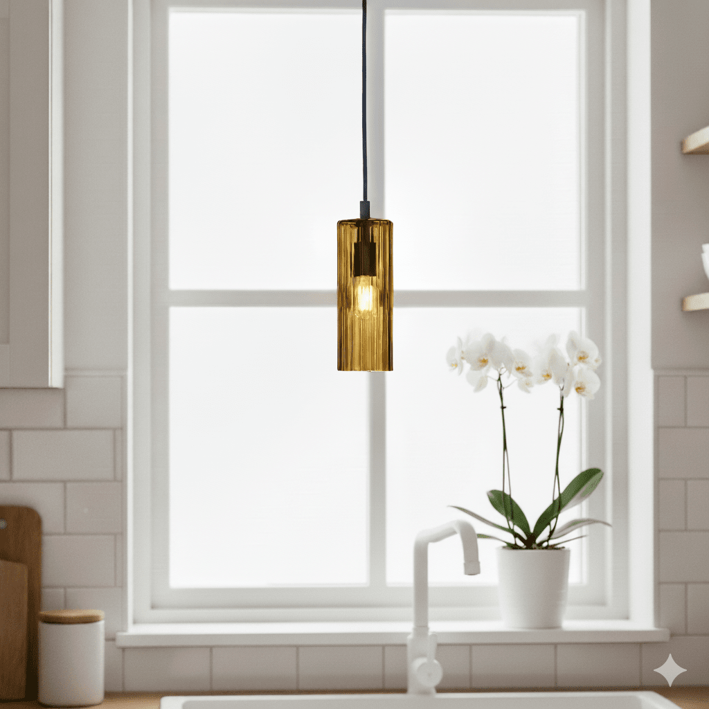 Kiera Ø7 Bernstein fensterlampe Von Cottex - Kiera ist eine stilvolle Fensterleuchte aus bernsteinfarbenem, geriffeltem Glas, die ein angenehmes und stimmungsvolles Licht spendet.