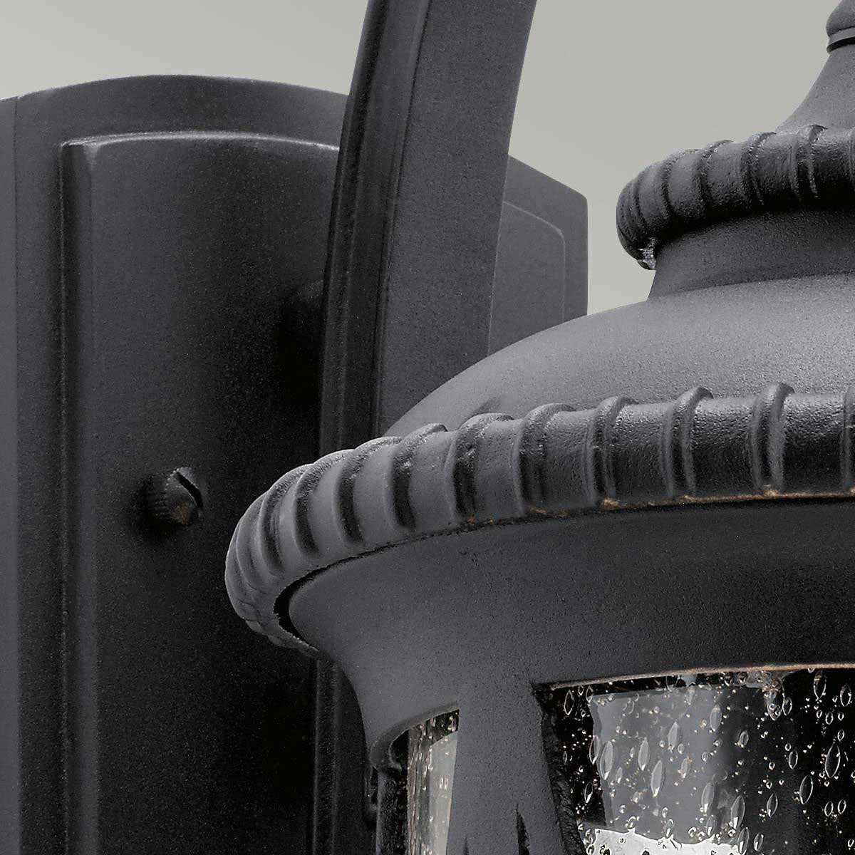 Admirals Cove Schwarz außenlampe Von Elstead Lighting - Das klare Glasdesign mit strukturierter Oberfläche verstärkt den Vintage-Look und lässt das Licht durchscheinen.