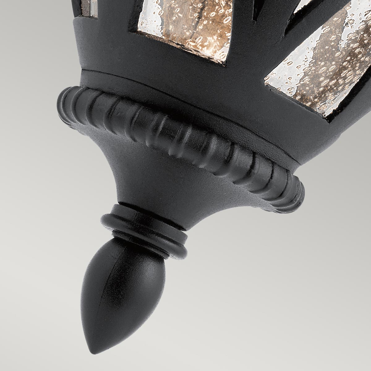 Admirals Cove Schwarz außenlampe Von Elstead Lighting - Das klare Glasdesign mit strukturierter Oberfläche verstärkt den Vintage-Look und lässt das Licht durchscheinen.