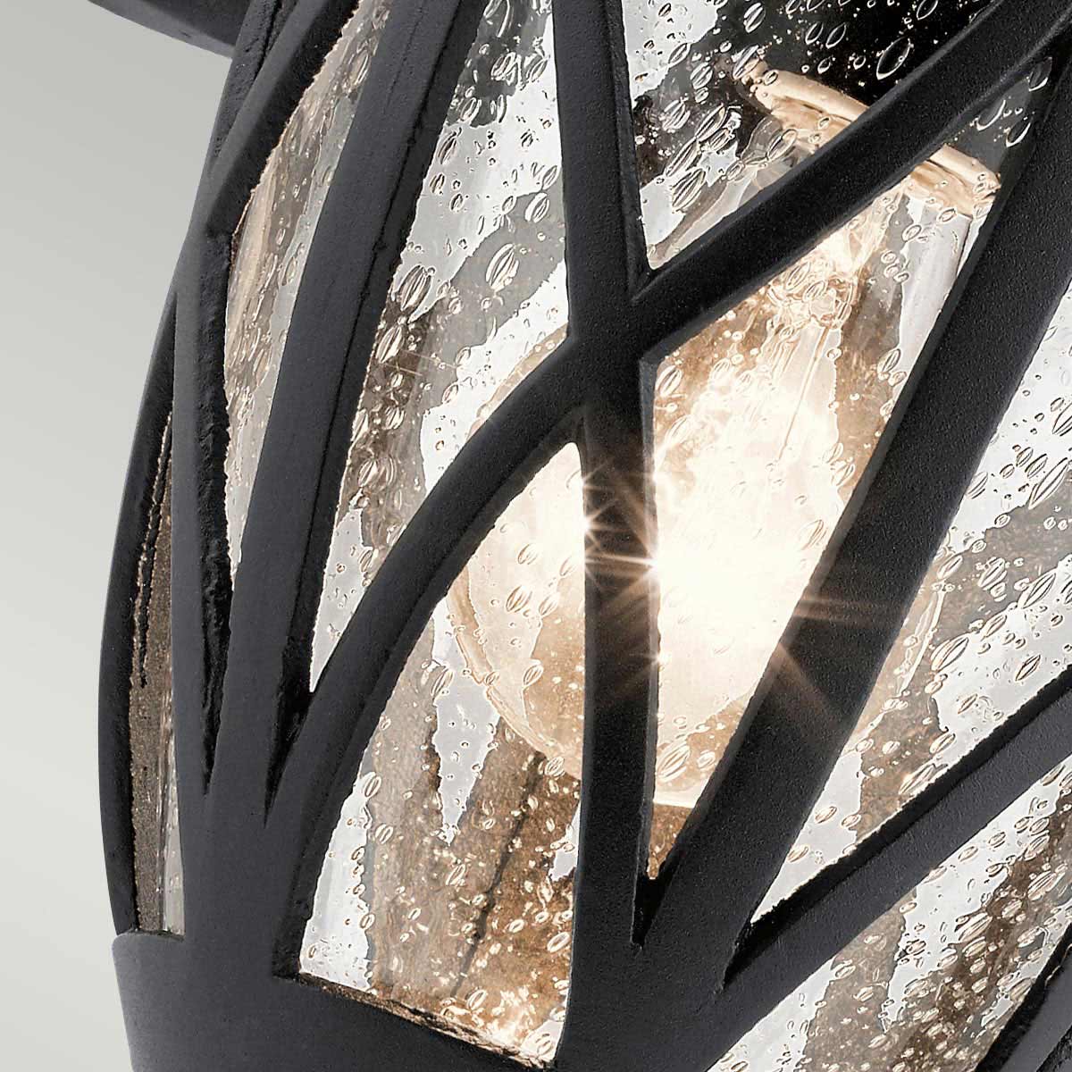 Admirals Cove Schwarz außenlampe Von Elstead Lighting - Das klare Glasdesign mit strukturierter Oberfläche verstärkt den Vintage-Look und lässt das Licht durchscheinen.