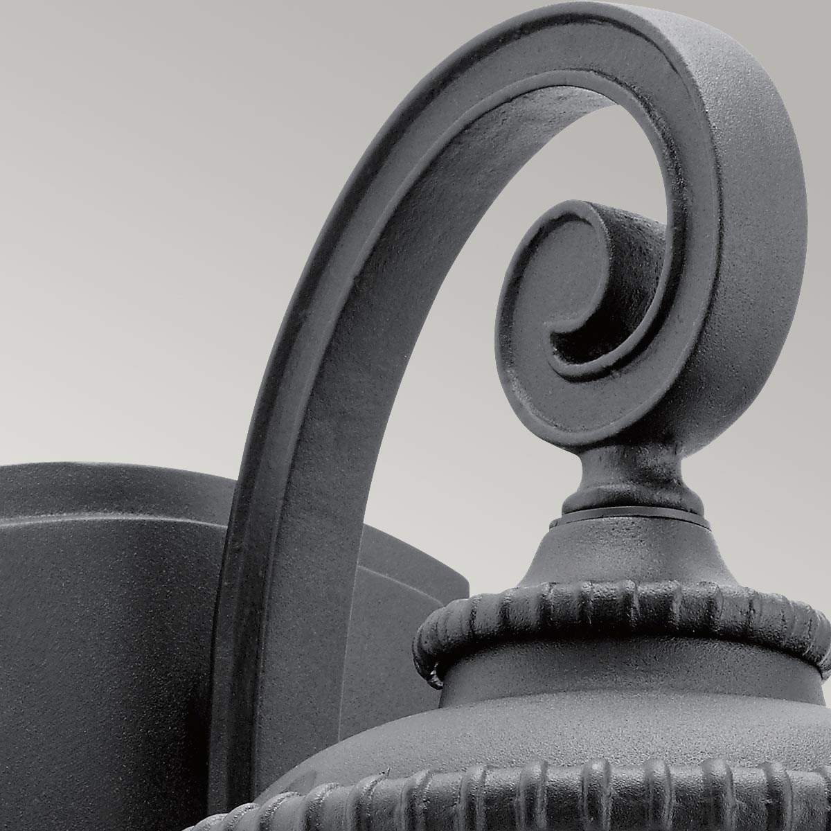 Admirals Cove Schwarz außenlampe Von Elstead Lighting - Das klare Glasdesign mit strukturierter Oberfläche verstärkt den Vintage-Look und lässt das Licht durchscheinen.