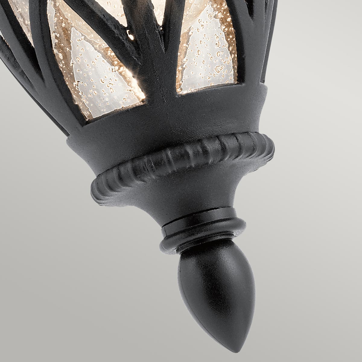 Admirals Cove Schwarz außenlampe Von Elstead Lighting - Das klare Glasdesign mit strukturierter Oberfläche verstärkt den Vintage-Look und lässt das Licht durchscheinen.