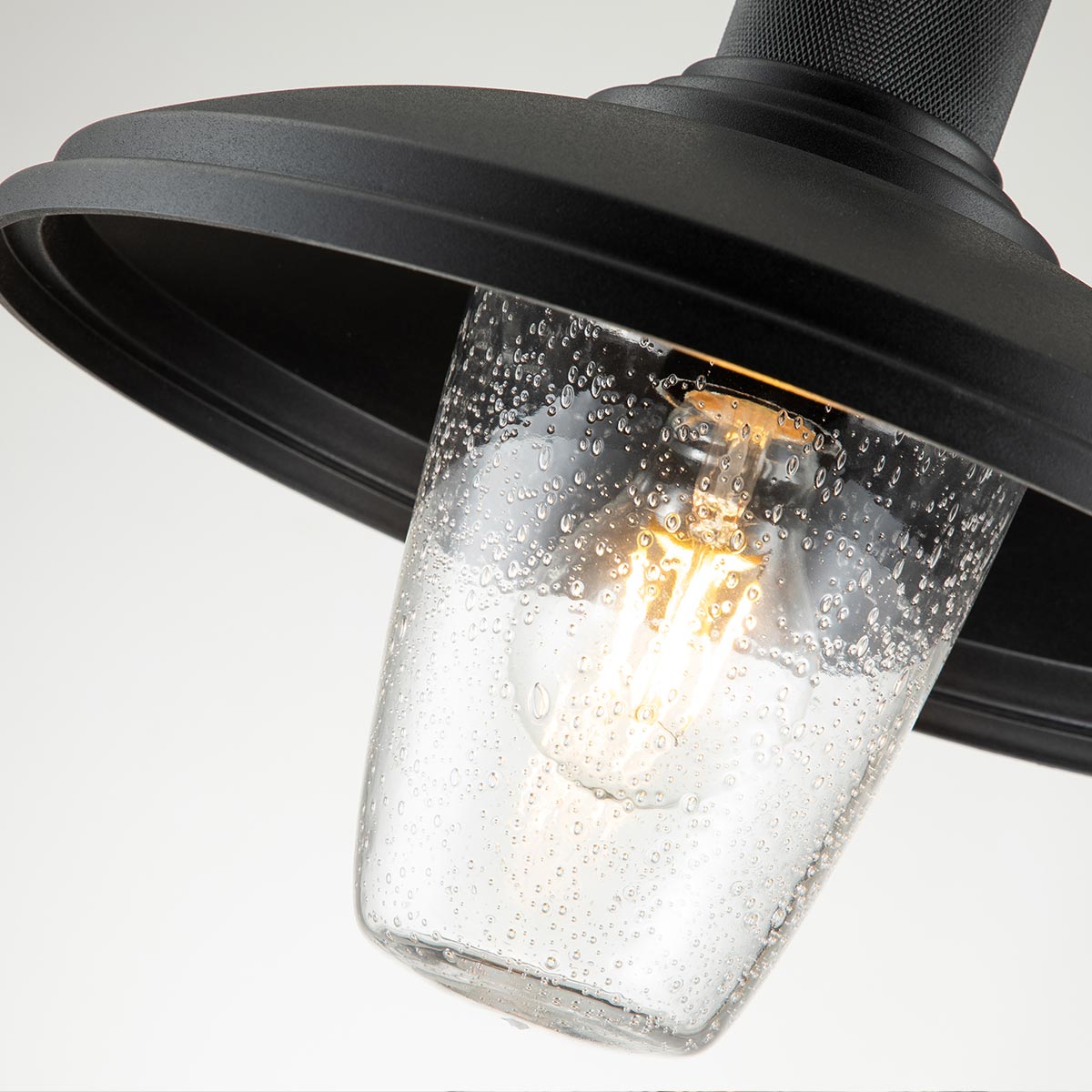 Allenbury Schwarz außenlampe Von Elstead Lighting - Die Lampe hat eine elegante strukturierte schwarze Oberfläche und ist so konzipiert, dass sie harten Wetterbedingungen standhält.