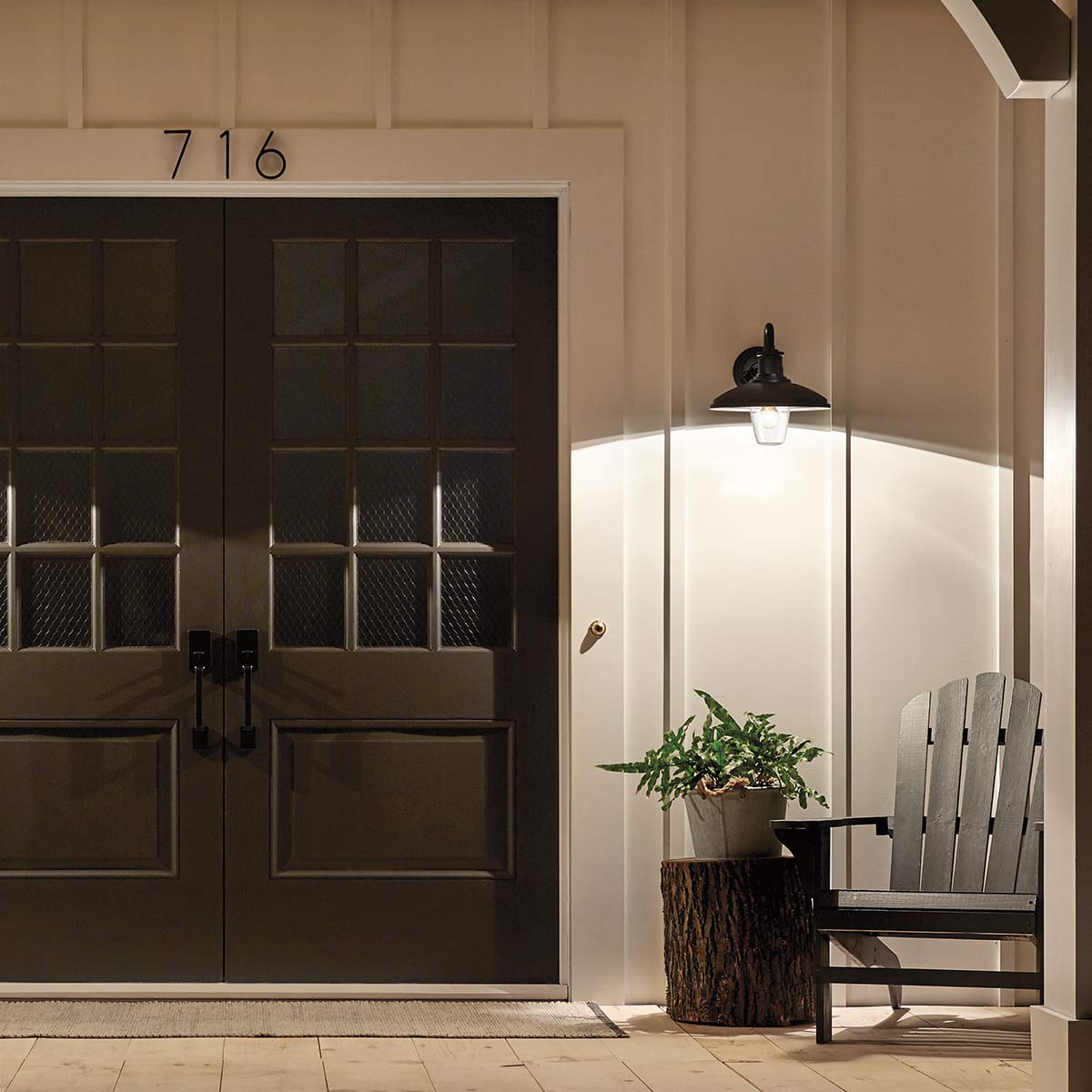 Allenbury Schwarz außenlampe Von Elstead Lighting - Die Lampe hat eine elegante strukturierte schwarze Oberfläche und ist so konzipiert, dass sie harten Wetterbedingungen standhält.