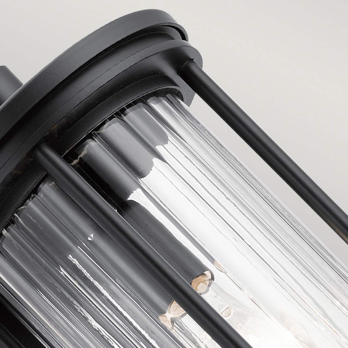 Barras Schwarz außenlampe Von Elstead Lighting - Die Lampe verfügt über die Schutzart IP44, ist also gegen Spritzwasser und Witterungseinflüsse geschützt und somit ideal für den Einsatz im Außenbereich geeignet.