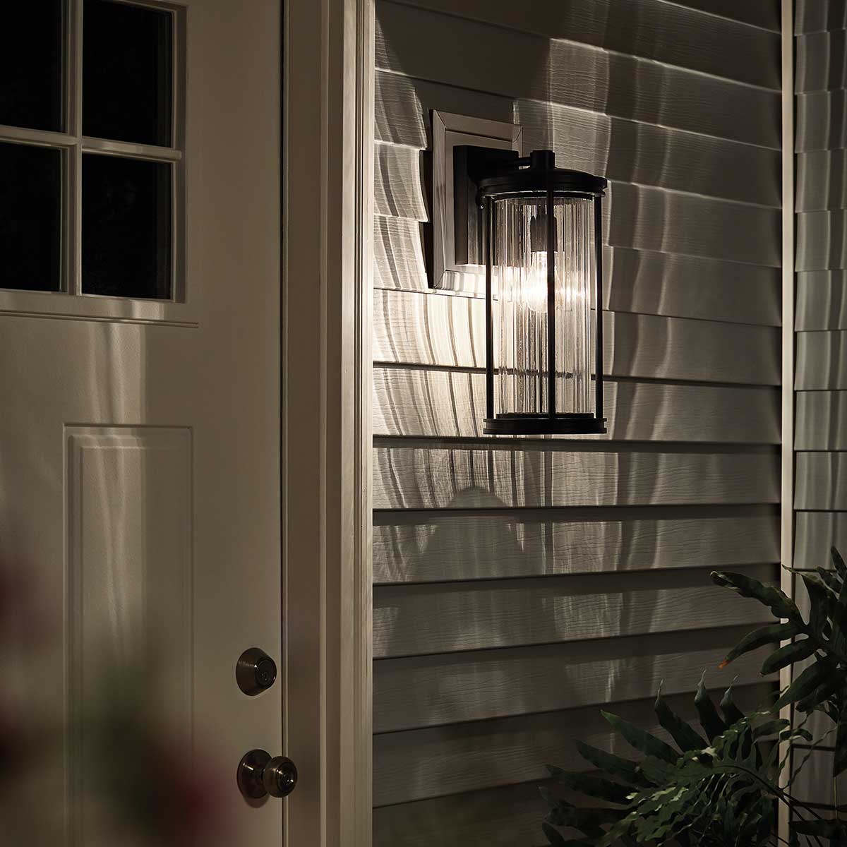 Barras Schwarz außenlampe Von Elstead Lighting - Die Lampe verfügt über die Schutzart IP44, ist also gegen Spritzwasser und Witterungseinflüsse geschützt und somit ideal für den Einsatz im Außenbereich geeignet.