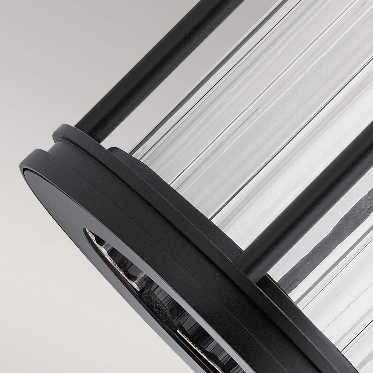 Barras Schwarz außenlampe Von Elstead Lighting - Die Lampe verfügt über die Schutzart IP44, ist also gegen Spritzwasser und Witterungseinflüsse geschützt und somit ideal für den Einsatz im Außenbereich geeignet.