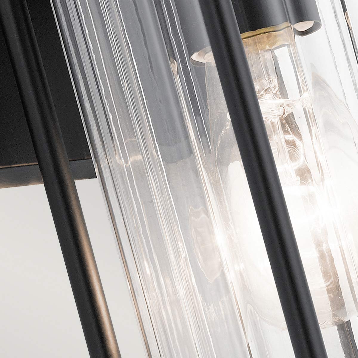 Barras Schwarz außenlampe Von Elstead Lighting - Die Lampe verfügt über die Schutzart IP44, ist also gegen Spritzwasser und Witterungseinflüsse geschützt und somit ideal für den Einsatz im Außenbereich geeignet.