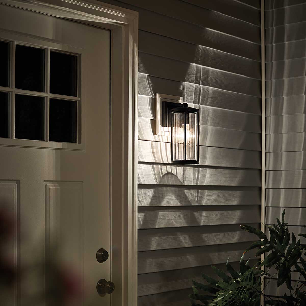 Barras Schwarz außenlampe Von Elstead Lighting - Die Lampe verfügt über die Schutzart IP44, ist also gegen Spritzwasser und Witterungseinflüsse geschützt und somit ideal für den Einsatz im Außenbereich geeignet.