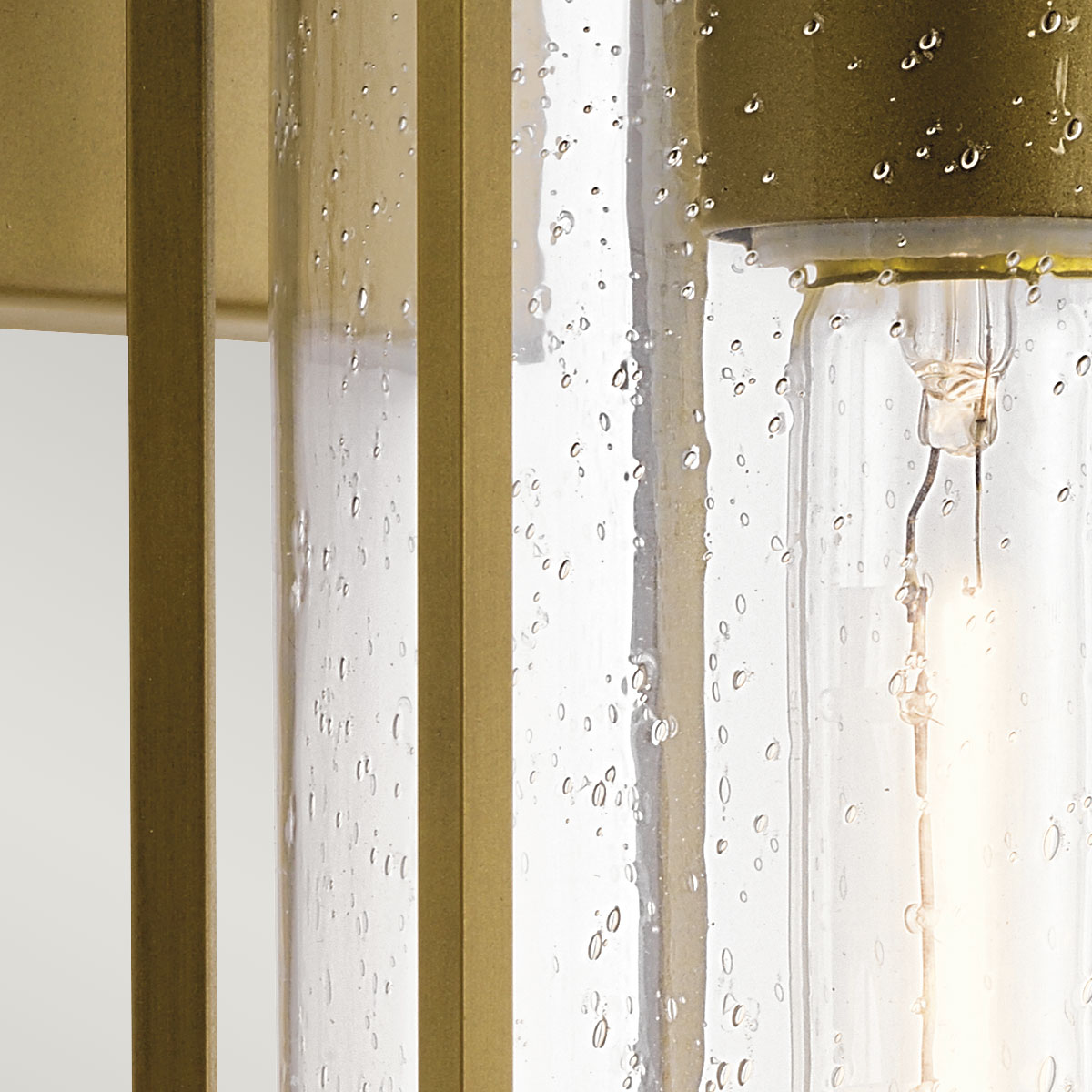 Camillo 37cm Messing außenlampe Von Elstead Lighting - Med sin robusta metallkonstruktion och klarglas med bubbeleffekt skapar den en vacker ljusspridning som f&ouml;rh&ouml;jer fasader, entr&eacute;er och uteplatser.