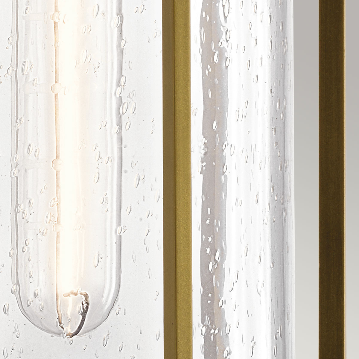 Camillo 37cm Messing außenlampe Von Elstead Lighting - Med sin robusta metallkonstruktion och klarglas med bubbeleffekt skapar den en vacker ljusspridning som f&ouml;rh&ouml;jer fasader, entr&eacute;er och uteplatser.